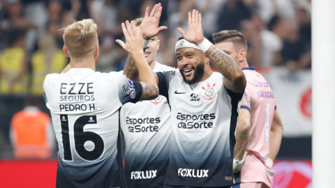 Pedro Henrique (i) de Corinthians celebra su gol con Memphis Depay en el partido de vuelta de cuartos de final de la Copa Sudamericana ante Fortaleza, el 24 de septiembre de 2024.