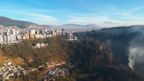 Alcalde de Quito dice que incendio forestal en Guápulo está controlado, pero no liquidado