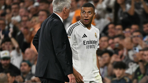 Kylian Mbappé (d), delantero del Real Madrid, dialoga con Carlo Ancelotti, técnico 'merengue', durante el partido ante el Alavés del pasado 24 de septiembre.