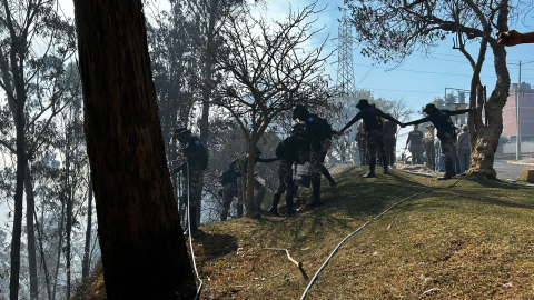 Personal de emergencia atiende un gran incendio forestal en el centro-norte de Quito, el 25 de septiembre de 2024.