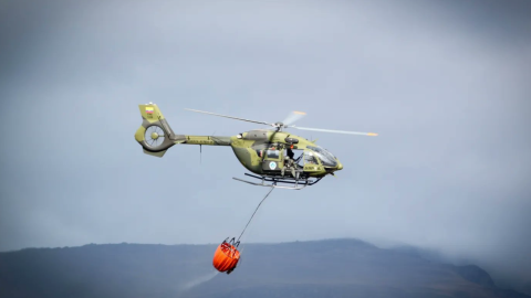 Un helicóptero de la Fuerza Aérea Ecuatoriana ayuda a combatir el incendio en Guápulo.