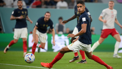 Raphaël Varane, en un partido con la selección francesa el pasado 26 de noviembre de 2022, durante el Mundial de Qatar.