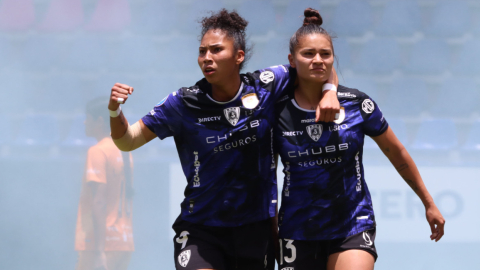 Las jugadoras de Dragonas IDV, Nayely Bolaños y Karen Páez, festejan un gol ante Barcelona SC en la final de la Superliga femenina el 21 de septiembre de 2024.