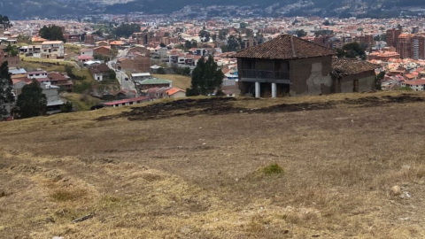 Quema producida por una mujer que fue captada por cámaras de seguridad, en Cuenca, este 24 de septiembre de 2024.