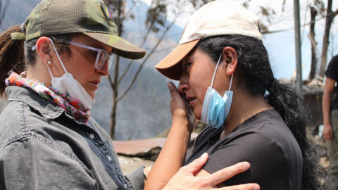 La secretaria de Desnutrición Infantil, María José Pinto, con una de las moradoras afectadas por el incendio de Guápulo, en Quito, el 25 de septiembre de 2024.