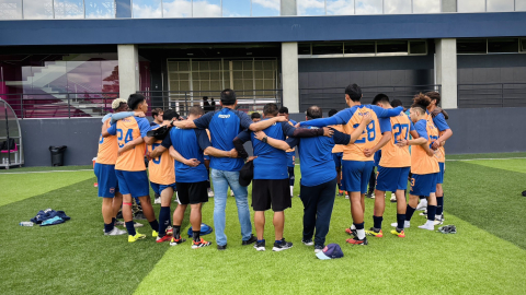 Los jugadores de Deportivo Quito se abrazan tras un entrenamiento en el Complejo de Independiente del Valle, el 23 de septiembre de 2024.