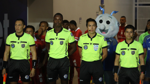 La terna arbitral liderada por el juez Álex Cajas, antes del partido entre Emelec y Técnico por la Copa Ecuador, jugado el pasado 8 de septiembre de 2024 en el estadio Capwell.