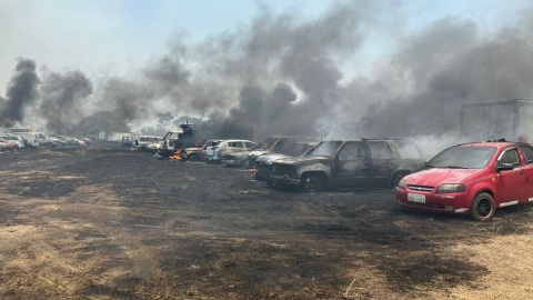 Un incendio se inició este 26 de septiembre de 2024, en el patio de vehículos de Inmobiliar cercano al Parque Samanes, en Guayaquil.