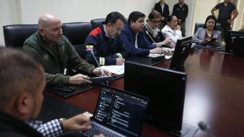 El alcalde de Quito, Pabel Muñoz, y la prefecta de Pichincha, Paola Pabón, junto a los ministros de Defensa, Gian Carlo Loffredo, Gobierno, Arturo Félix, y del Interior, Mónica Palencia, en Quito, el 24 de septiembre de 2024.