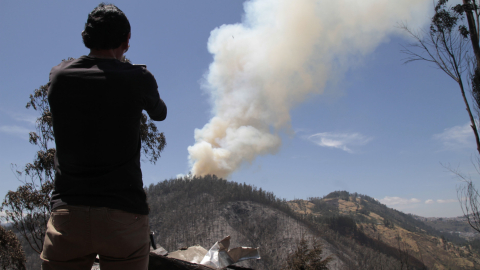 Vista del incendio en el cerro Auqui, desde el Barrio Bolaños, en el norte de Quito, el 26 de septiembre de 2024.