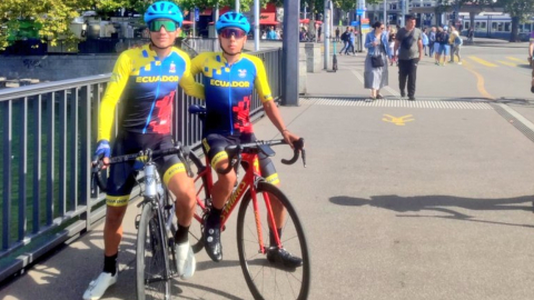 Mateo Ramírez y Haidar Zúñiga, antes de competir en la prueba de ruta junior del Mundial de ciclismo, el 26 de septiembre de 2024.