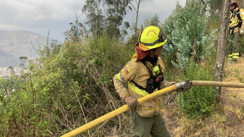 Bombero trabaja en el cerro Auqui, el 26 de septiembre de 2024.