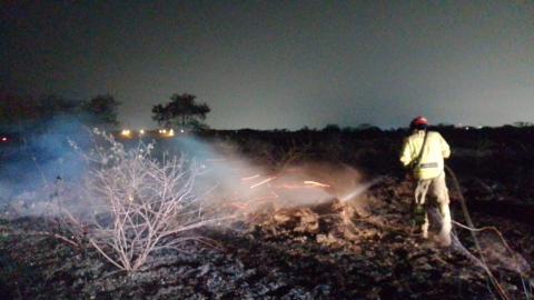 Un bombero trabaja en la liquidación de focos de incendios en la parte posterior del Parque Samanes, la noche de este 26 de septiembre de 2024.