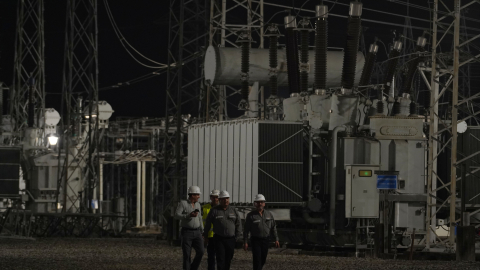 Personal de CNEL da mantenimiento a la subestación de Milagro en Guayas, el 18 de septiembre de 2024.