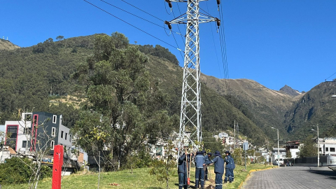 Trabajadores de la Empresa Eléctrica Quito dan mantenimiento a una línea de transmisión, el 28 de agosto de 2024.