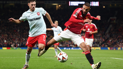 El defensa del Manchester United compite por el balón con el delantero del FC durante un partido de la UEFA Europa League.