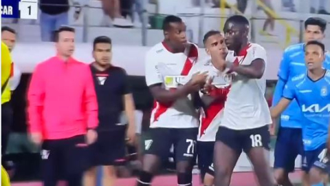 Luis Caicedo, futbolista ecuatoriano del Always Ready boliviano, abandona la cancha por los insutos racistas recibidos el pasado jueves 26 de septiembre de 2024.