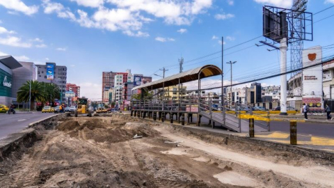 Una parada provisional de la Ecovía instalada en la avenida Naciones Unidas, donde se realizan trabajos de repavimentación, el 26 de septiembre de 2024.