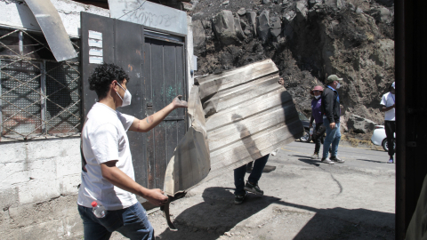 Habitantes del barrio Bolaños limpian los escombros que dejó el incendio del 24 de septiembre de 2024.