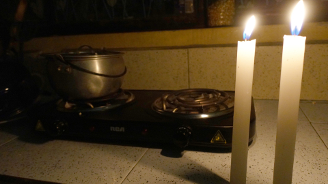 Fotografía referencial de un hogar en el que la cocina es iluminada por velas en medio de cortes de luz a nivel nacional en Ecuador, en septiembre de 2024.