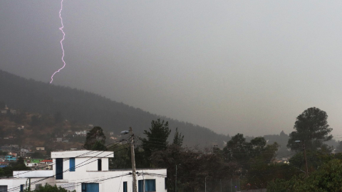 Relámpago en el cielo de Ilaló, el 26 de septiembre de 2024.