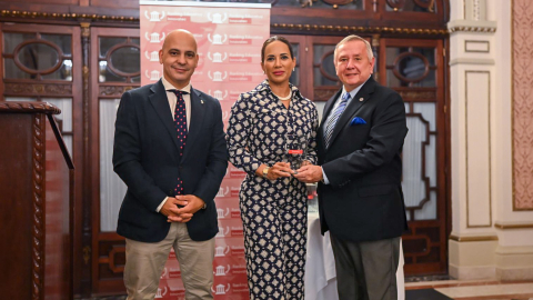 Vicerrectora Académica, dra. Nory Pinela y el Canciller Ecotec y el dr. Roberto Passailaigue reciben el premio.