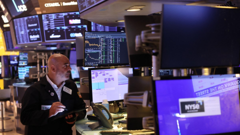 Un trabajador en el piso de la Bolsa de Valores de Nueva York durante las operaciones del 20 de agosto de 2024. Imagen referencial.