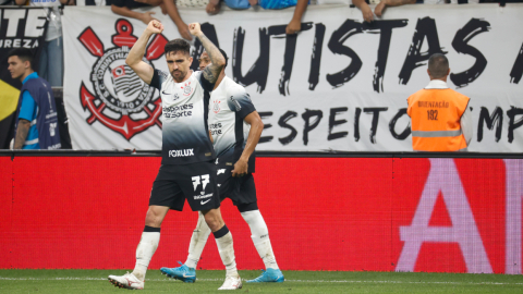 Igor Coronado (i) de Corinthians celebra su gol en el partido de vuelta de cuartos de final de la Copa Sudamericana ante Fortaleza, el martes 24 de septiembre de 2024.