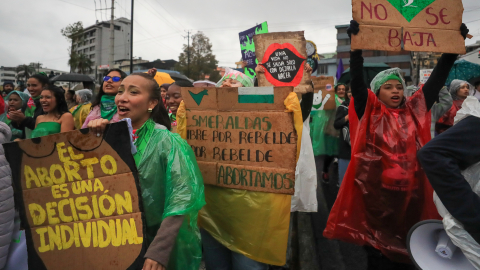 Mujeres se manifiestan durante una marcha para exigir la despenalización total del aborto, en Quito, el 28 de septiembre de 2024.