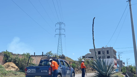 Trabajadores de la Empresa Eléctrica Quito verifican el funcionamiento de la  línea Conocoto – Vicentina, el 27 de septiembre de 2024.