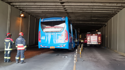 Un vehículo de bomberos atiende un accidente de tránsito en Quito, el 29 de septiembre de 2024.