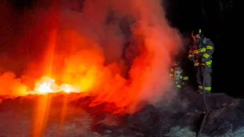 Un bombero batalla contra las llamas provocadas por la quema de llantas en un bosque aledaño al Parque Metropolitano del Sur, en Quito, el 29 de septiembre de 2024.