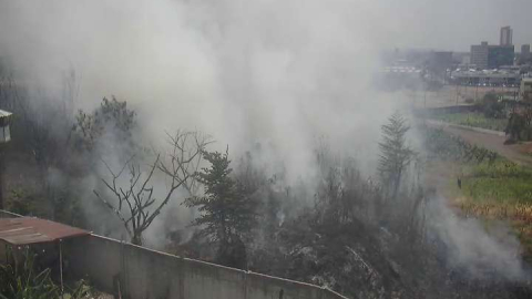 Incendio en la avenida Las Aguas, a la altura de la Unidad Educativa Francisco Huerta Rendón.