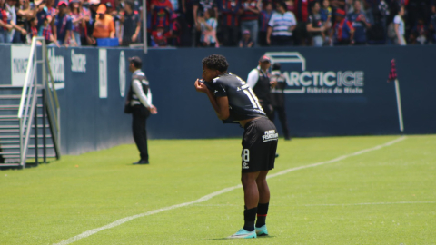 Jugador de Deportivo Quito festejando su gol ante Santa Elena, 29 de septiembre de 2024.