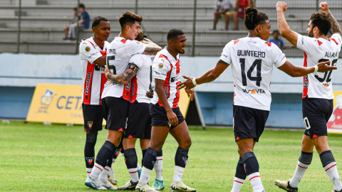 Los jugadores de Liga de Quito festejan un gol en el estadio Jocay de Manta, el domingo 29 de septiembre de 2024.