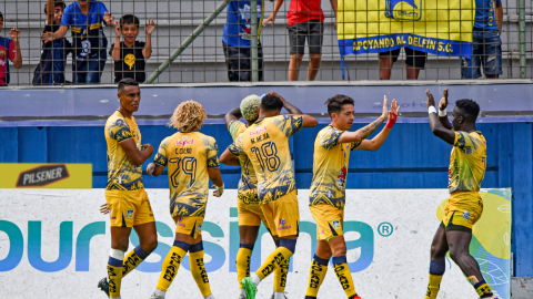 Los jugadores de Delfín festejan un gol ante Liga en el estadio Jocay de Manta, el 29 de septiembre de 2024.