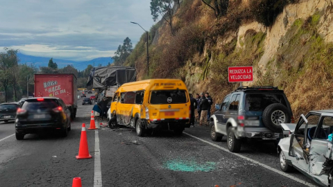 Nueve personas heridas por choque múltiple en la avenida Simón Bolívar, en Quito