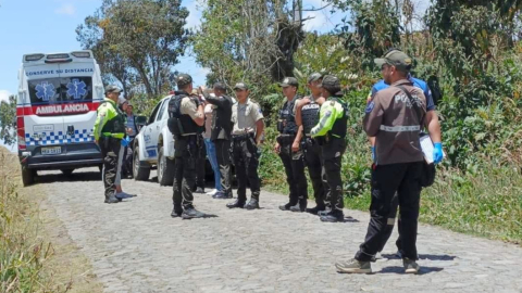 Fiscalía toma procedimiento tras el hallazgo del cuerpo de una adolescente sin vida en medio de la maleza, en Carchi, el 27 de septiembre de 2024.