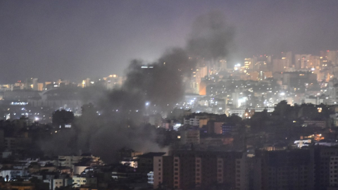 El humo se eleva desde el lugar de un ataque aéreo israelí que tuvo como objetivo un vecindario en el suburbio sur de Beirut a principios del 1 de octubre de 2024.