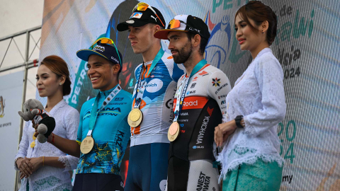 El ciclista ecuatoriano Martín López, que forma parte del Astana Qazaqstan Team, en el podio de de la etapa reina en Malasia, celebrada este lunes 1 de octubre de 2024.