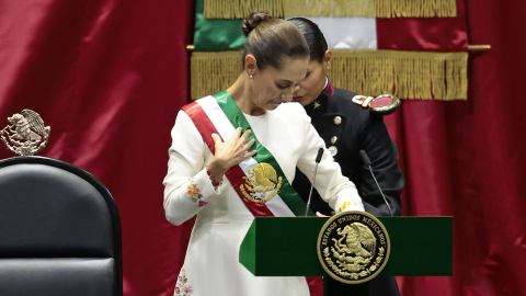 La presidenta de México Claudia Sheinbaum, recibe la banda presidencial en la Cámara de Diputados el 1° de octubre de 2024 en la Ciudad de México.