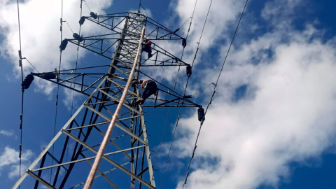 Personal de la Empresa Eléctrica Quito realiza trabajos en trabajos en líneas de transmisión del sur de la ciudad.