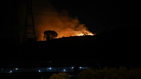 Incendio en el Aeropuerto Internacional Ben Gurion, cerca de Tel Aviv, y la ciudad de Modiin, tras un ataque con misiles iraníes el 1 de octubre de 2024.