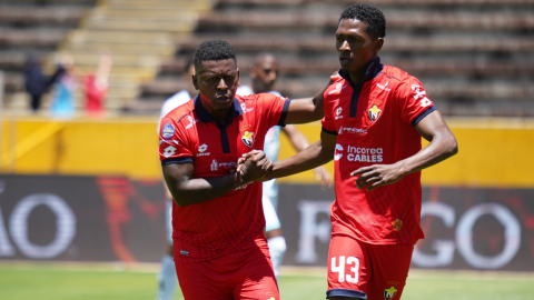 Gabriel Cortez y Jorge Ordóñez celebran un gol ante Cumbayá el 15 de septiembre de 2024, por la LigaPro, en el estadio Olímpico Atahualpa.