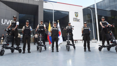 Policías con los scooters entregador por la Emabajada de Corea en Ecuador, 1 de octubre de 2024.