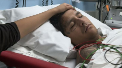 El artista mexicano Christian Nodal hospitalizado este 1 de octubre de 2024. La imagen fue compartida en sus redes sociales.