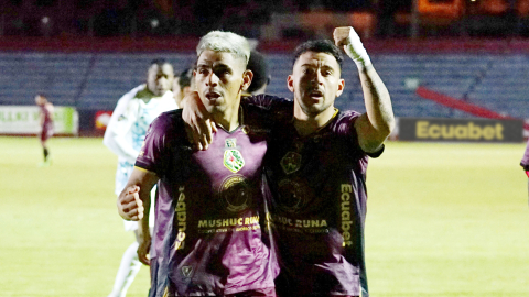 Los jugadores de Mushuc Runa celebran un gol frente a Emelec, el 11 de agosto en el estadio La Cocha de Latacunga.