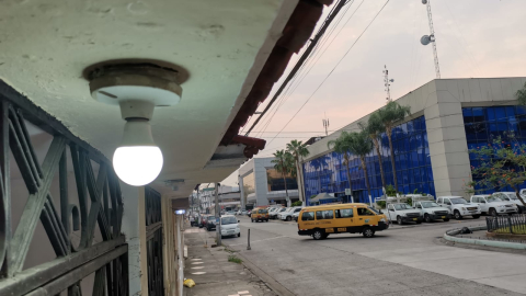 Casas circundantes a la Empresa Eléctrica de La Garzota, en el norte de Guayaquil, con fluido eléctrico durante un corte programado para el área, la tarde del martes 1 de octubre 2024.