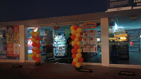 Una farmacia en el centro norte de Quito atiende con luces de emergencia, durante un corte de luz programado, la noche del 23 de septiembre de 2024.