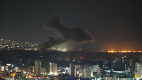 Humo se eleva desde el lugar de un ataque aéreo israelí en un barrio del suburbio sur de Beirut, 2 de octubre de 2024.